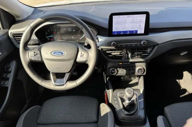 Ford Focus (2022) thumbnail 3