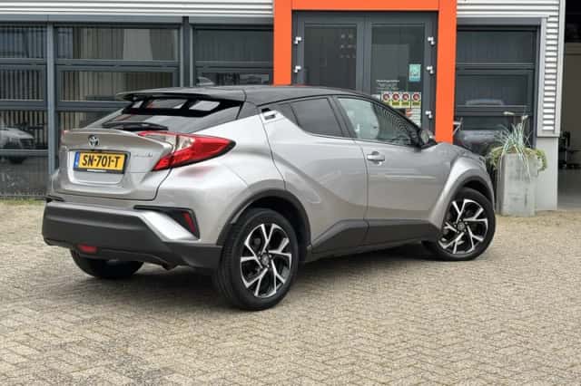 Toyota C-HR (2018) thumbnail 4