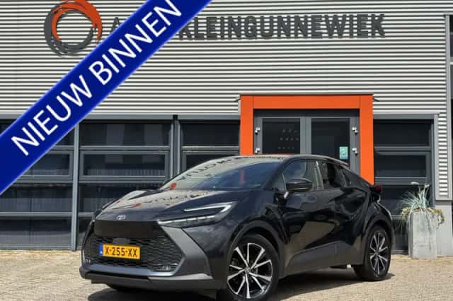Toyota C-HR (2024) thumbnail 2