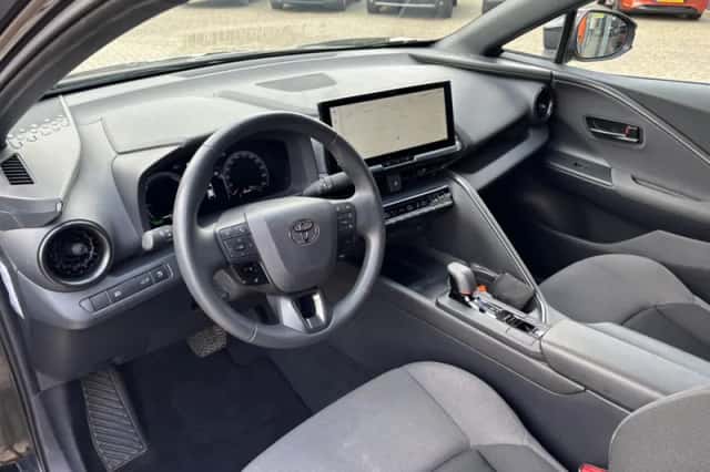 Toyota C-HR (2024) thumbnail 5