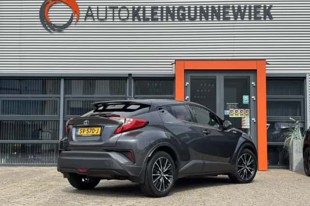 Toyota C-HR (2018) thumbnail 3