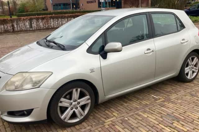 Toyota Auris (2010) thumbnail 2