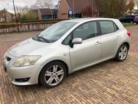 Toyota Auris (2010) thumbnail 2
