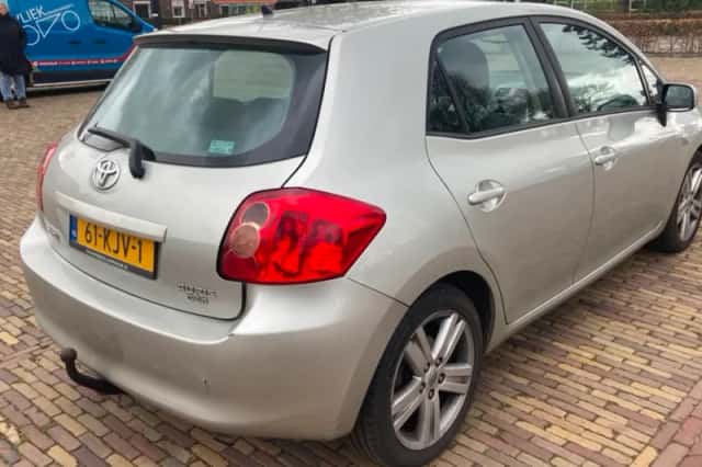 Toyota Auris (2010) thumbnail 3