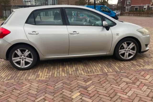 Toyota Auris (2010) thumbnail 4