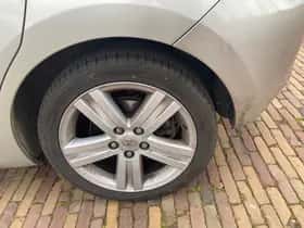 Toyota Auris (2010) thumbnail 6