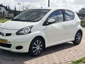 Toyota Aygo (2012) thumbnail 3