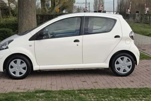 Toyota Aygo (2010) thumbnail 6