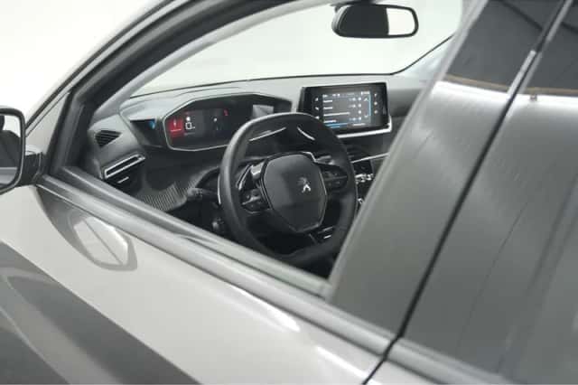 Peugeot 208 (2023) thumbnail 2