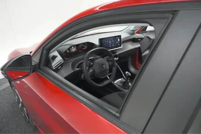 Peugeot 208 (2024) thumbnail 3