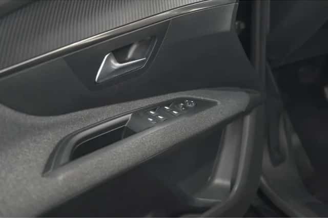 Peugeot 5008 (2023) thumbnail 25