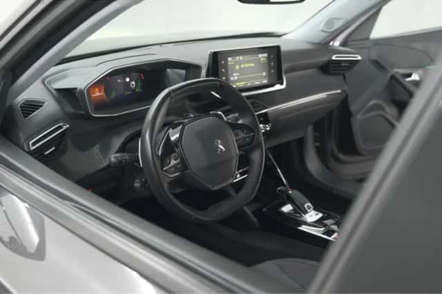 Peugeot 2008 (2021) thumbnail 2