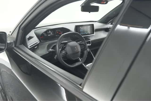 Peugeot 2008 (2023) thumbnail 2