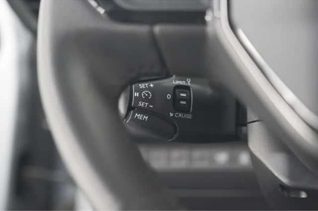 Peugeot 208 (2023) thumbnail 4
