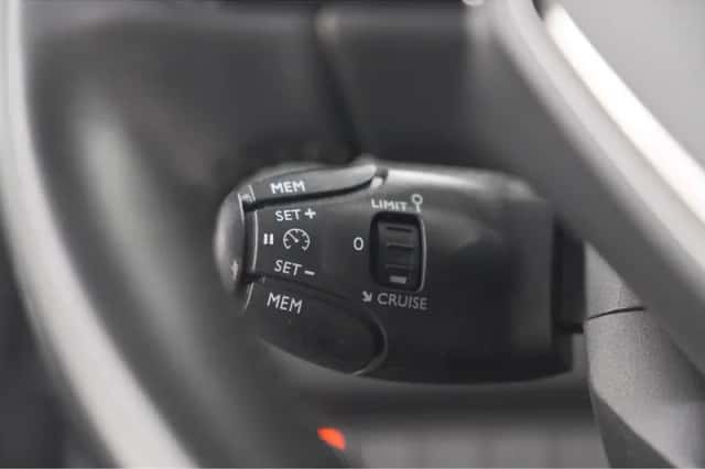 Peugeot 208 (2022) thumbnail 3