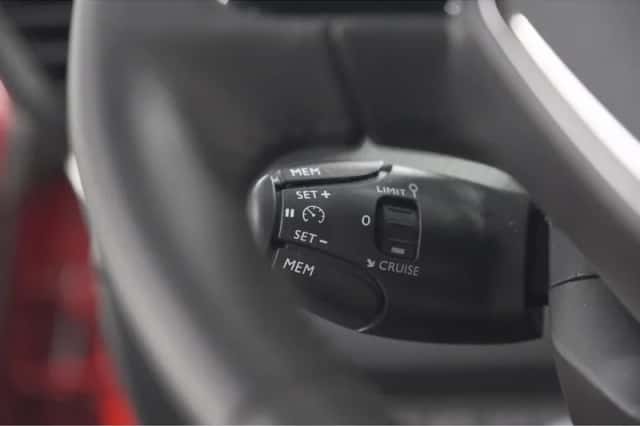Peugeot 2008 (2023) thumbnail 33