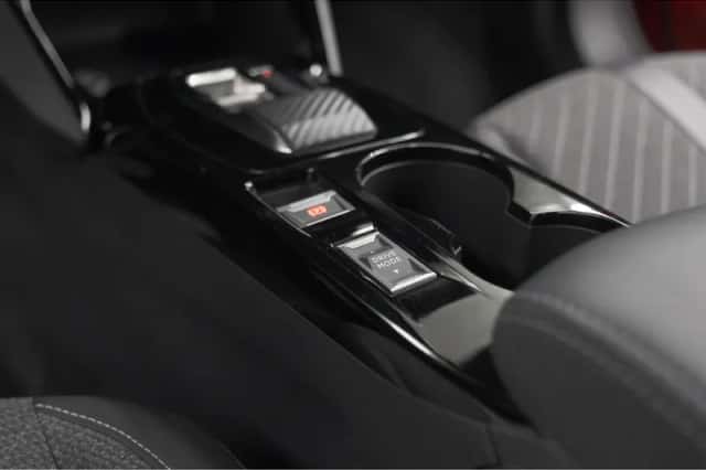 Peugeot 2008 (2023) thumbnail 38