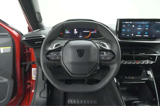 Peugeot 2008 (2024) thumbnail 2