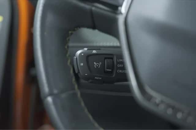 Peugeot e-2008 (2021) thumbnail 3