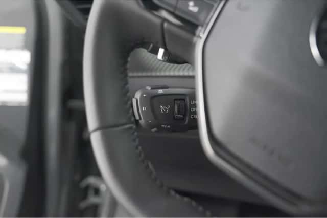 Peugeot 2008 (2023) thumbnail 3