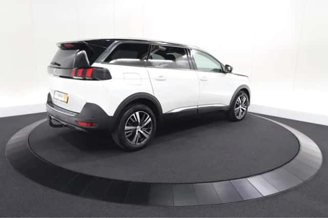 Peugeot 5008 (2023) thumbnail 5