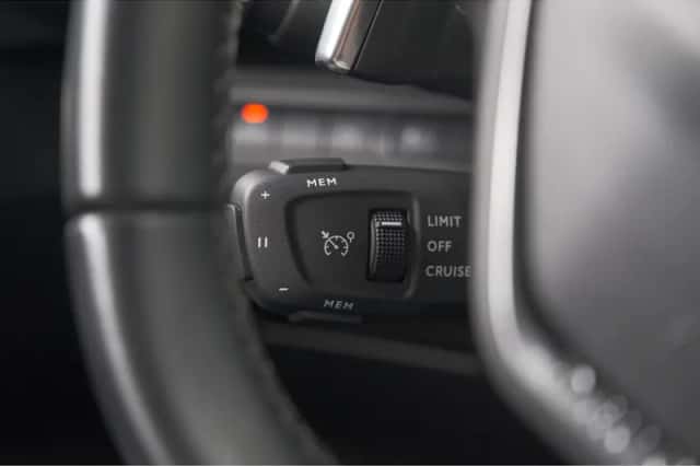 Peugeot 3008 (2023) thumbnail 3