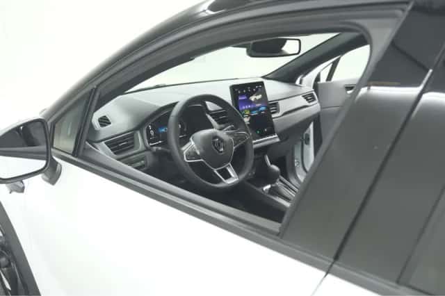 Renault Captur (2024) thumbnail 2