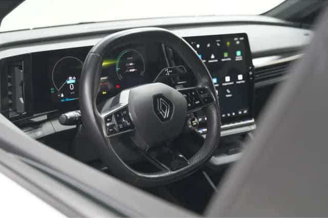 Renault Mégane E-Tech (2022) thumbnail 2