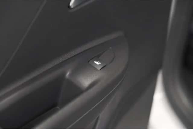 Opel Mokka-e (2022) thumbnail 24