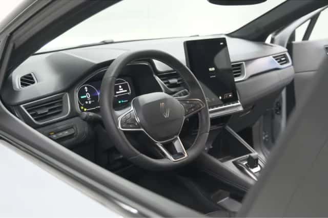 Renault Captur (2025) thumbnail 2