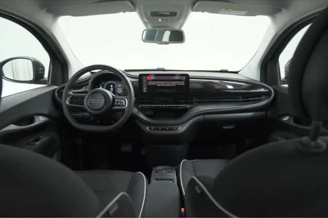 Fiat 500 (2023) thumbnail 2