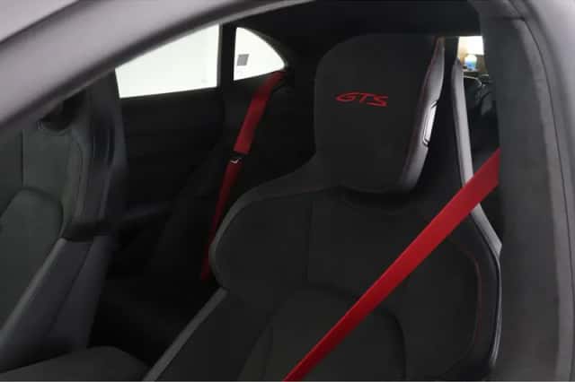Porsche Taycan (2022) thumbnail 3