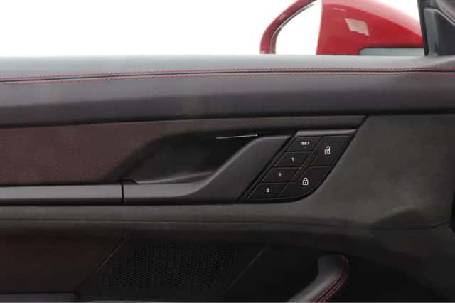 Porsche Taycan (2022) thumbnail 24