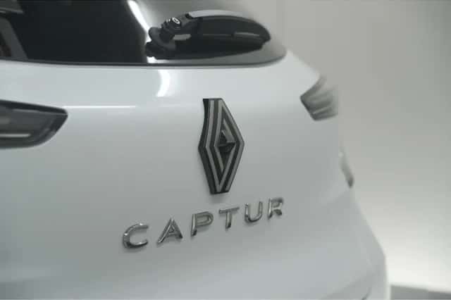Renault Captur (2024) thumbnail 2
