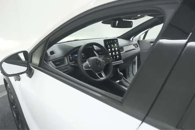 Renault Captur (2024) thumbnail 3