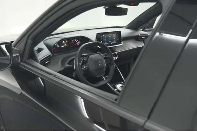 Peugeot 2008 (2023) thumbnail 2