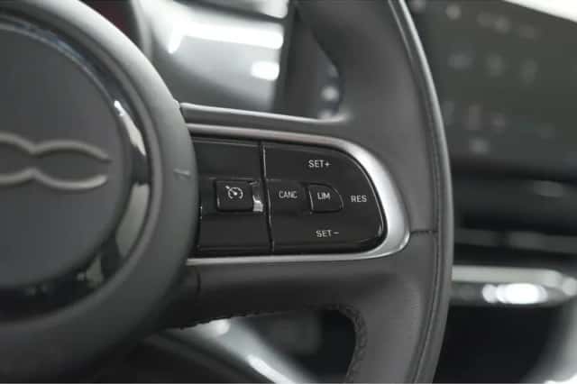 Fiat 500 (2023) thumbnail 3