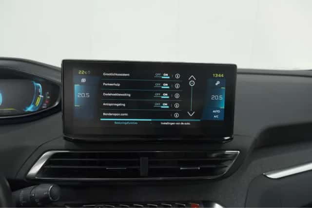 Peugeot 3008 (2023) thumbnail 3
