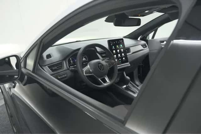 Renault Captur (2024) thumbnail 2