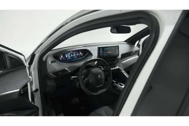 Peugeot 5008 (2023) thumbnail 2