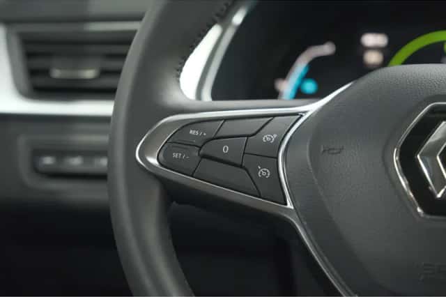 Renault Captur (2023) thumbnail 3