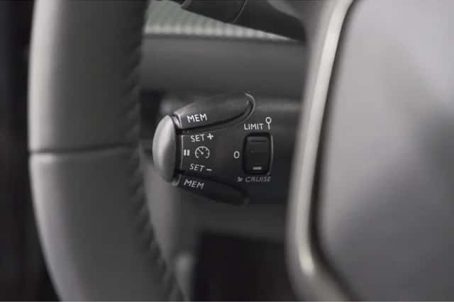 Peugeot e-208 (2024) thumbnail 3