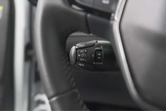 Peugeot 2008 (2025) thumbnail 3