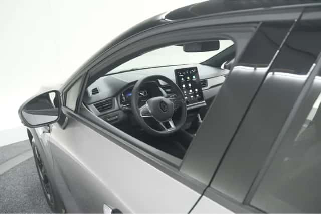 Renault Captur (2024) thumbnail 2
