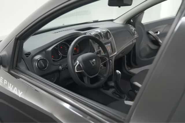 Dacia Sandero Stepway (2018) thumbnail 2