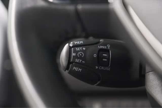 Peugeot 2008 (2020) thumbnail 32