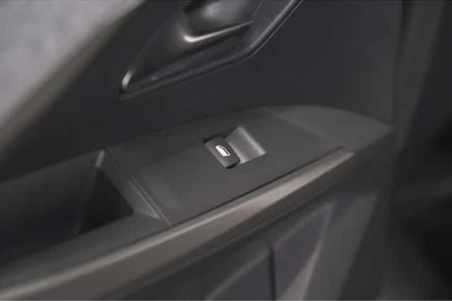 Peugeot e-3008 (2024) thumbnail 23