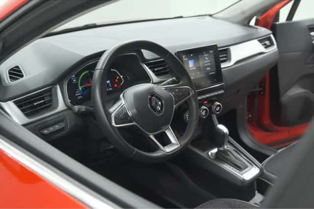 Renault Captur (2022) thumbnail 2
