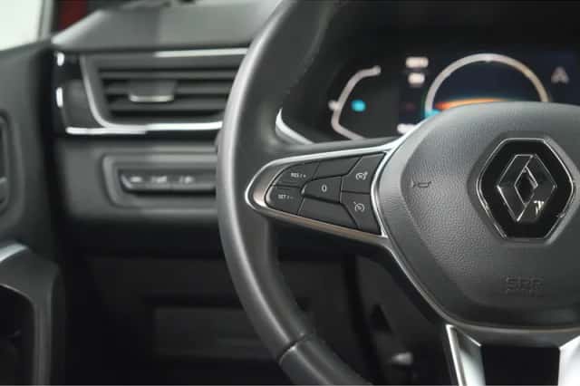 Renault Captur (2022) thumbnail 3