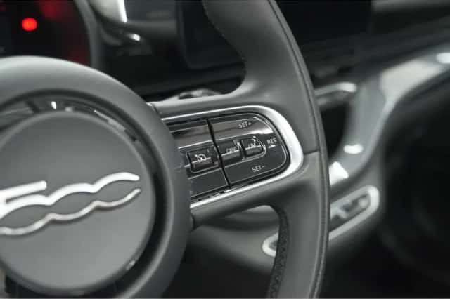 Fiat 500C (2023) thumbnail 3